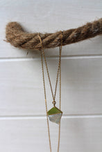 Lade das Bild in den Galerie-Viewer, KETTE LEELA PERLMUTT VERGOLDET