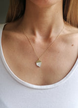 Lade das Bild in den Galerie-Viewer, KETTE LEELA PERLMUTT VERGOLDET