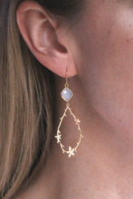 Lade das Bild in den Galerie-Viewer, OHRRINGE LOTUS VERGOLDET WEISS