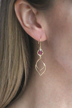 Lade das Bild in den Galerie-Viewer, OHRRINGE INDIA VERGOLDET RED WOOD