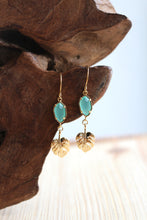 Lade das Bild in den Galerie-Viewer, Goldene Ohrringe Mint mit Blatt im Boho Stil by Jamie Flynn