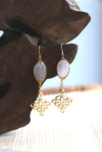 Lade das Bild in den Galerie-Viewer, Goldene Ohrringe mit Rosenquarz im Boho Stil by Jamie Flynn