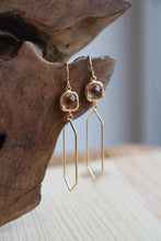 Lade das Bild in den Galerie-Viewer, Zarte Ohrringe mit pfirsichfarbenen Steinen by Jamie Flynn
