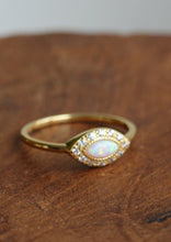 Lade das Bild in den Galerie-Viewer, RING GODDESS EYE OPAL VERGOLDET