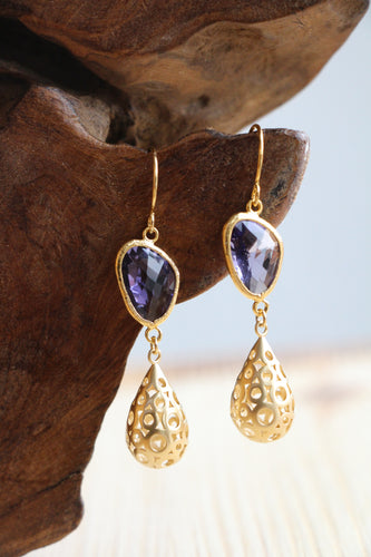 Schöne goldene Ohrringe mit lilanen Steinen im Boho Stil by Jamie Flynn