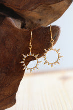 Lade das Bild in den Galerie-Viewer, Goldene Ohrringe Sonne by Jamie Flynn
