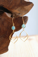 Lade das Bild in den Galerie-Viewer, Goldene zarte Ohrringe mit Edelsteinen im Boho Stil by Jamie Fynn
