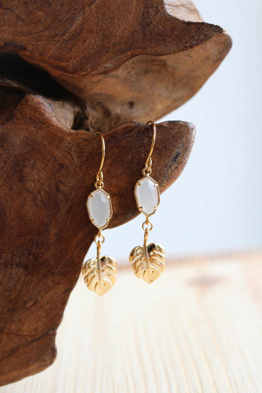 Goldene Ohrringe mit weißen Steinen by Jamie Flynn