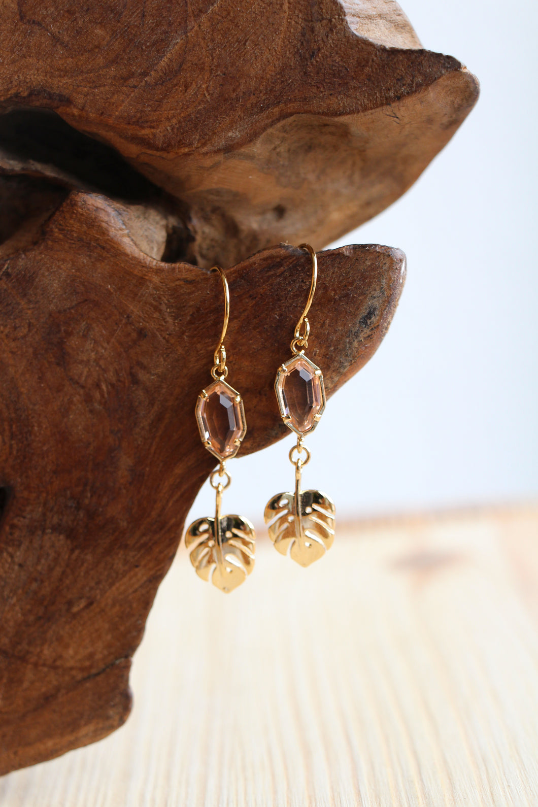 Goldenen Ohrringe Pfirsich im Boho Stil mit Blatt by Jamie Flynn