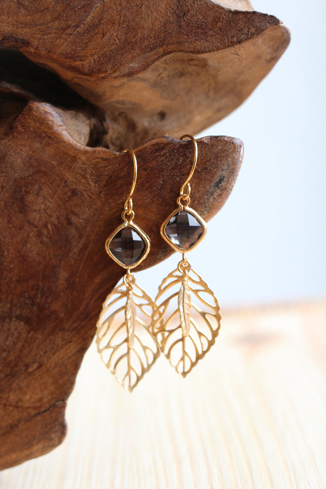 Goldene Ohrringe mit Blatt und Feder im Boho Stil by Jamie Flynn