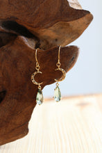 Lade das Bild in den Galerie-Viewer, Goldene Ohrringe mit Mond und Teardrops im Boho Stil by Jamie Flynn
