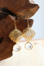 Lade das Bild in den Galerie-Viewer, Goldene Ohrringe mit Glassteinen im Boho Stil by Jamie Flynn
