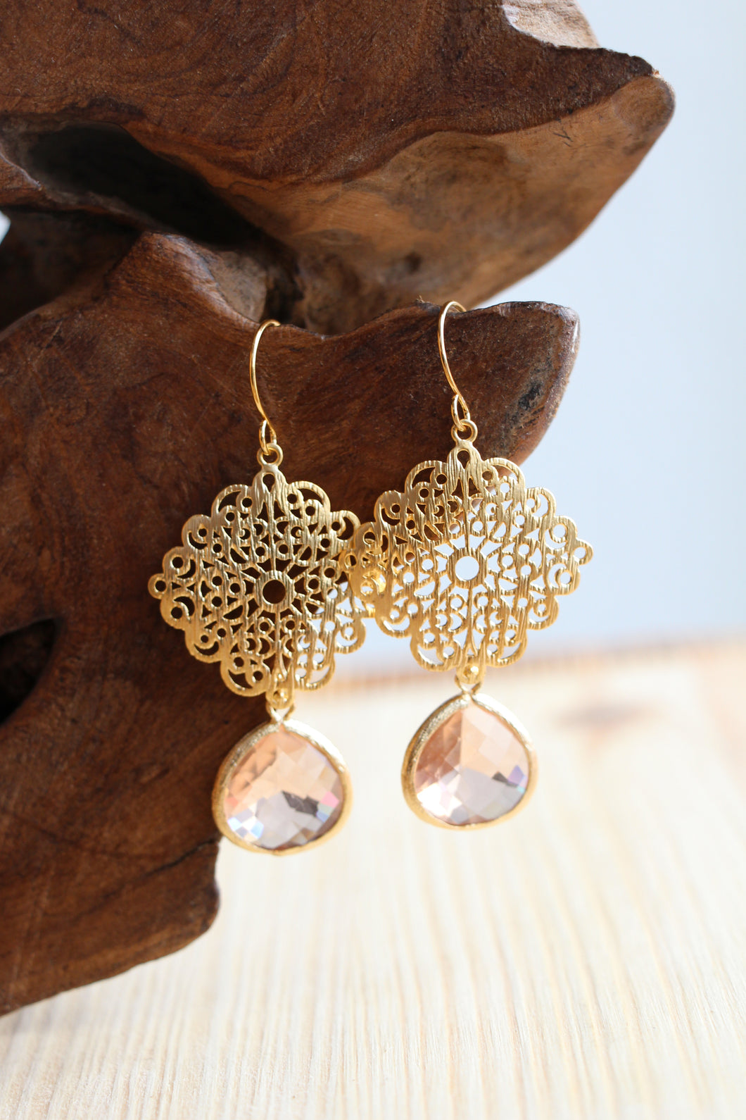 Goldene Ohrringe mit Peach Glassteinen im Boho Stil by Jamie Flynn