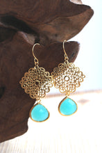 Lade das Bild in den Galerie-Viewer, Goldene Ohrringe mit türkisen Glassteinen im Boho Stil bei Jamie Flynn
