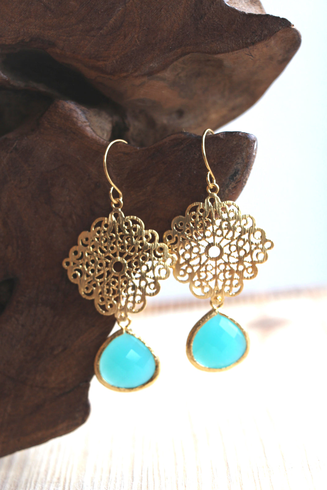 Goldene Ohrringe mit türkisen Glassteinen im Boho Stil bei Jamie Flynn