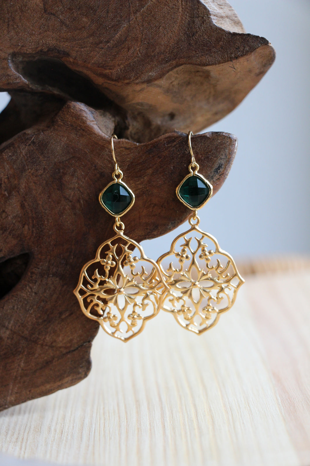 Goldene Ohrringe Smaragd im Boho Stil by Jamie Flynn