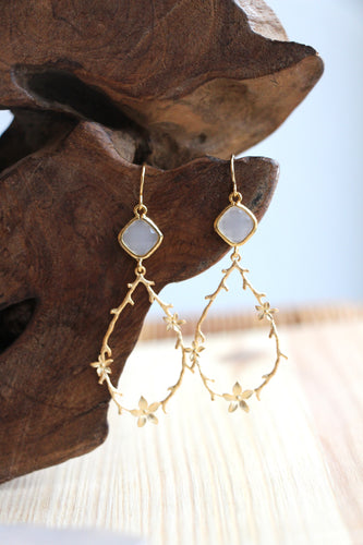Goldene delikate Ohrringe im Boho Stil Jamie Flynn. Auch als Brautschmuck wunderschön.
