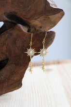 Lade das Bild in den Galerie-Viewer, Goldene Ohrringe mit Zirkonia und Opal by Jamie Flynn

