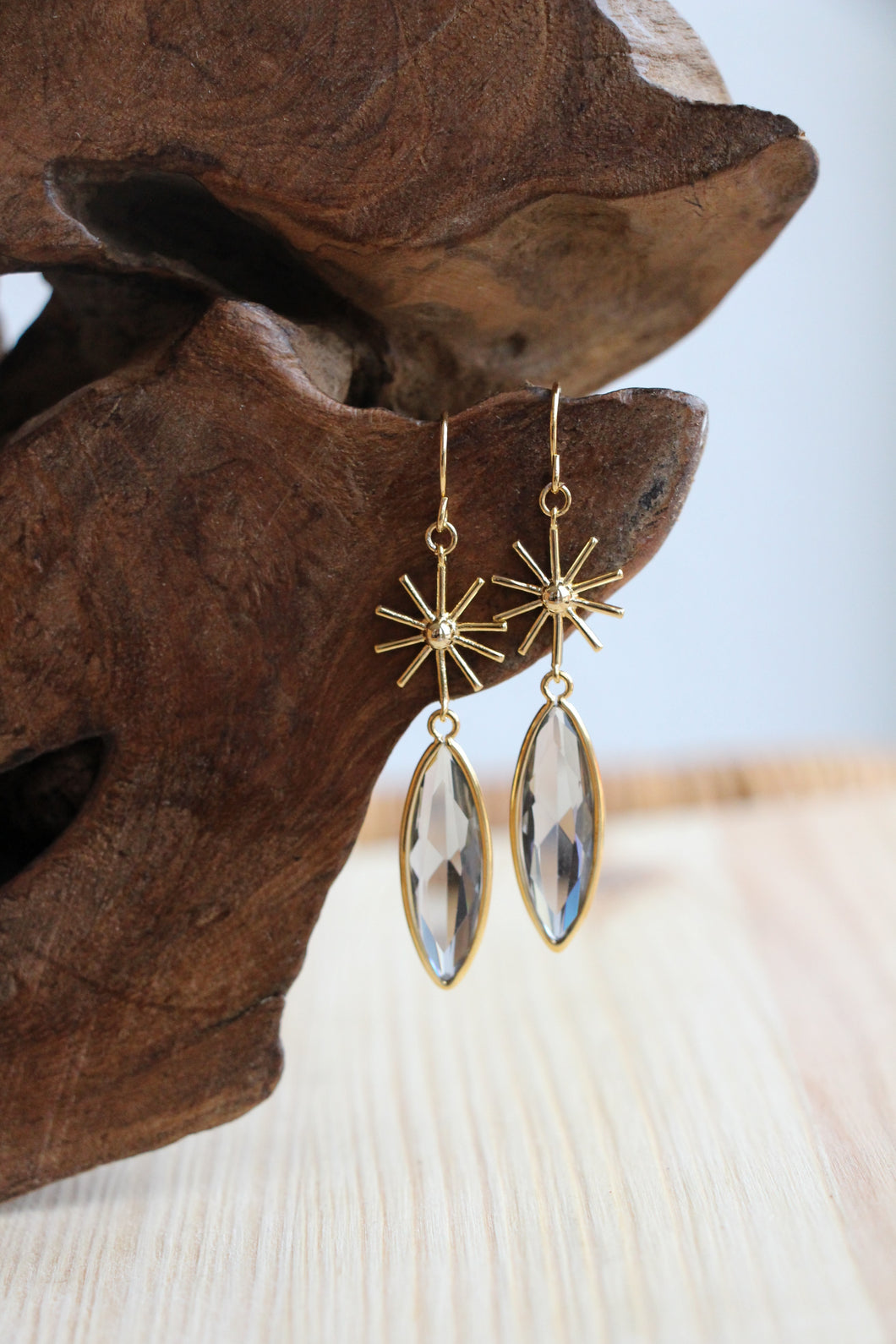 Goldene Ohrringe mit anthrazitfarbenen Steinen by Jamie Flynn