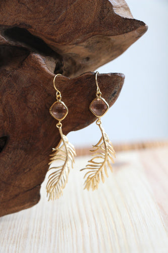 Goldene Ohrringe mit Federn im Boho Stil by Jamie Flynn
