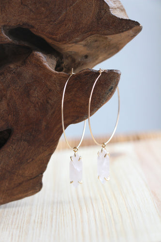 Goldene Kreolen mit Rosenquarz Steinen im Boho Stil by Jamie Flynn