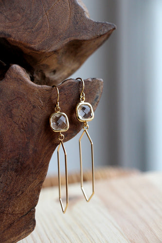 Delikate goldenen Ohrringe mit Glassteinen by Jamie Flynn