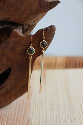 Schlichte und elegante goldene Ohrringe by Jamie Flynn